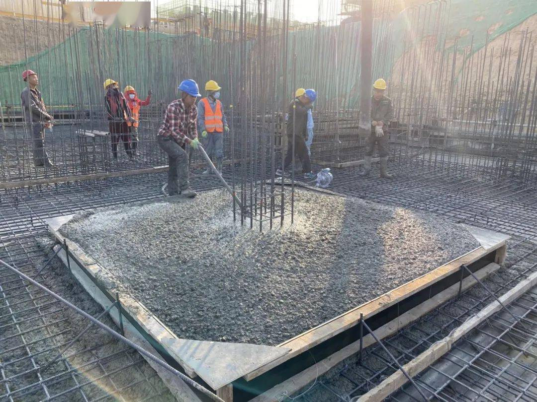 朱雀湖項目迎來關鍵節點 首塊筏板澆筑順利完成，基礎設施建設穩步推進